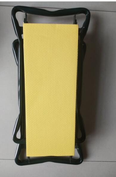 Garden KneelerMaterial: metal and foam
Size: 60x27x49 cm / 23,4x10,5x19,1 inches (L x W x H)
Foam Pad Size: 40.5x15.5x5.5 cm / 15.8x6.0x2.1 inches (L x W x H)
Small bag size: 27.5Garden Kneeler