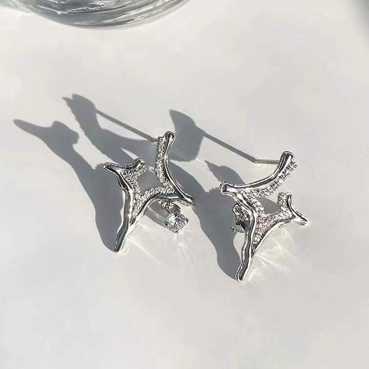 Asterism Rhinestone EarringsThe Asterism Rhinestone Earrings are a beautiful and unique piece of jewelry. They feature a metal geometry design with asterism rhinestones that make them sparkle aAsterism Rhinestone Earrings