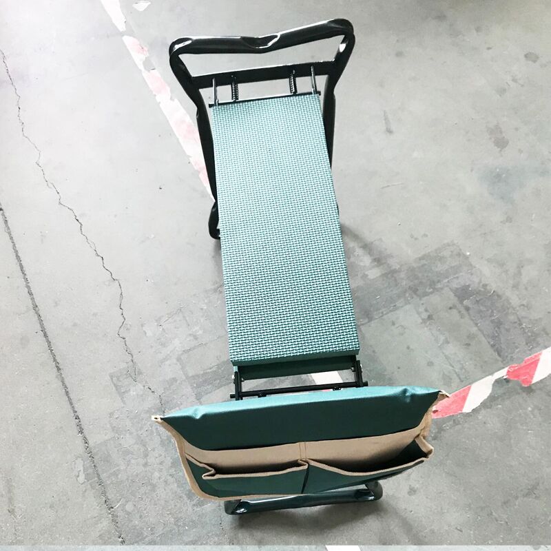 Garden KneelerMaterial: metal and foam
Size: 60x27x49 cm / 23,4x10,5x19,1 inches (L x W x H)
Foam Pad Size: 40.5x15.5x5.5 cm / 15.8x6.0x2.1 inches (L x W x H)
Small bag size: 27.5Garden Kneeler