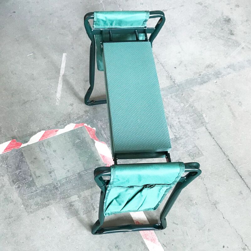 Garden KneelerMaterial: metal and foam
Size: 60x27x49 cm / 23,4x10,5x19,1 inches (L x W x H)
Foam Pad Size: 40.5x15.5x5.5 cm / 15.8x6.0x2.1 inches (L x W x H)
Small bag size: 27.5Garden Kneeler