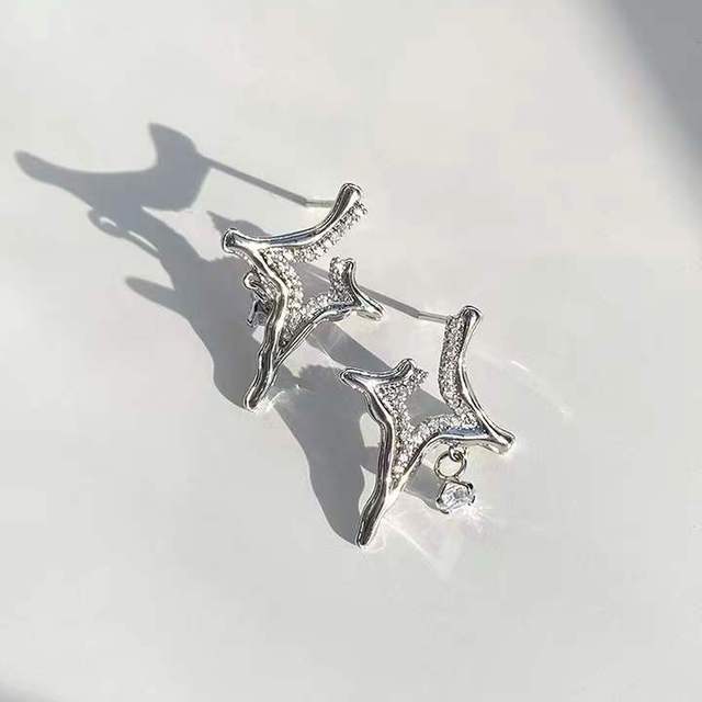 Asterism Rhinestone EarringsThe Asterism Rhinestone Earrings are a beautiful and unique piece of jewelry. They feature a metal geometry design with asterism rhinestones that make them sparkle aAsterism Rhinestone Earrings