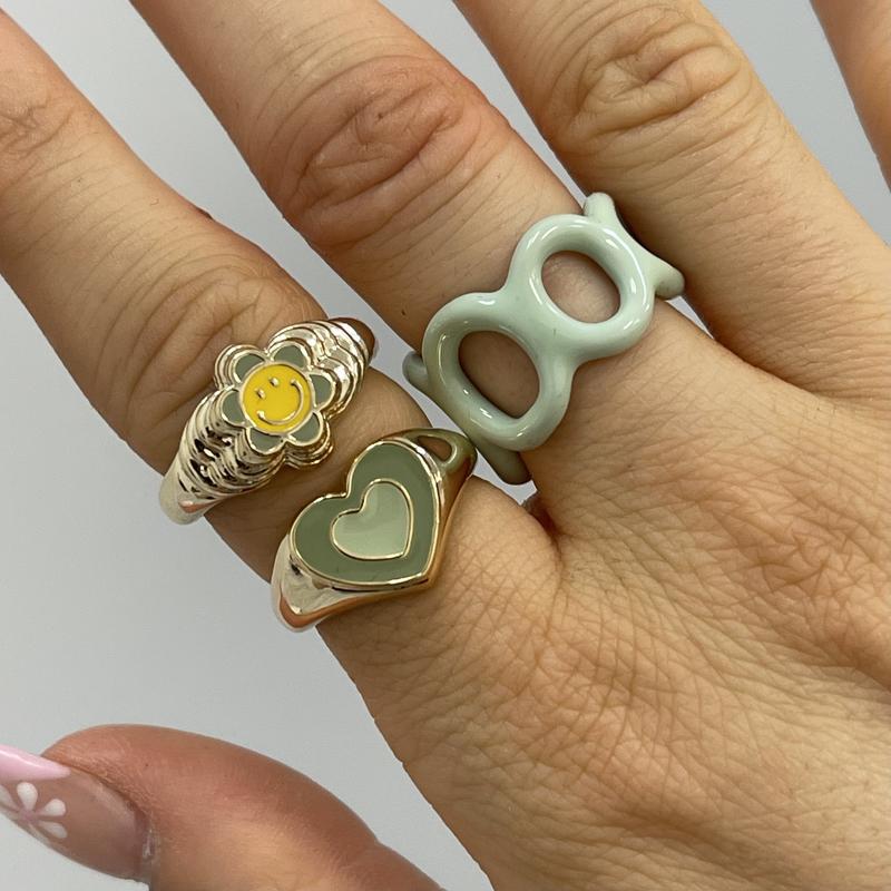 Creative Love Heart RingProduct InformationMaterialï¼Alloy+color retention of electroplatingSizeï¼size 6/7/8Weightï¼As the picture showNote:Please allow slight deviation in color or sizeCreative Love Heart Ring