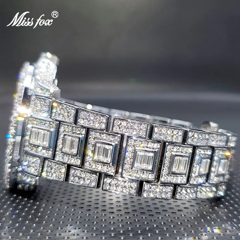 Masculino Diamond Quartz WatchesIntroducing the exquisite Masculino Diamond Quartz Watch! This luxurious timepiece is graced with a stunning diamond at its center, encircled by a sleek gold case. TMasculino Diamond Quartz Watches